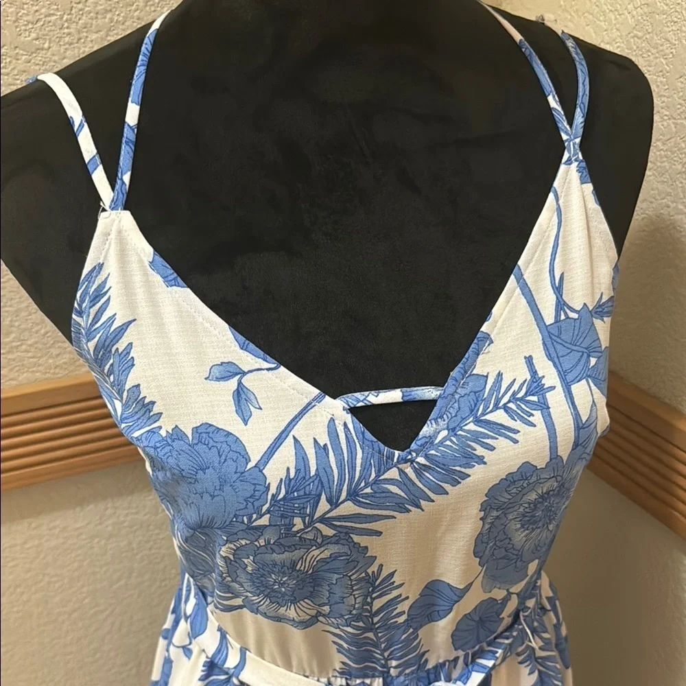 My Michelle Floral Blue and White Criss Cross Strap Wide Leg Jumpsuit Size 5! - Picture 5 of 16